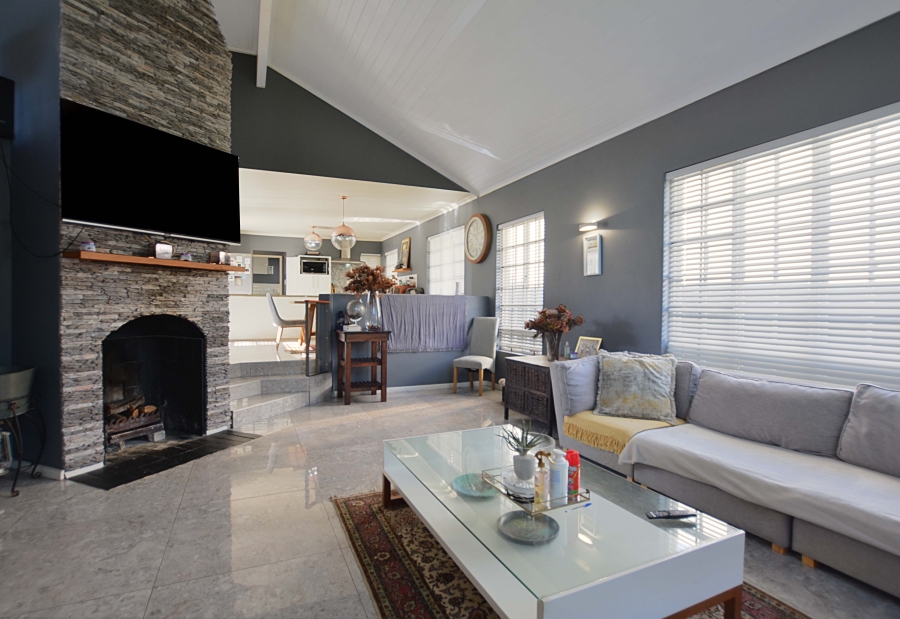 4 Bedroom Property for Sale in Bloubergstrand Western Cape